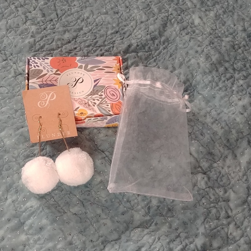 Plunder white poms